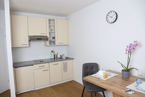 Fridge, stovetop, electric kettle, cookware/dishes/utensils - T23 | Studio apartment near the subway (Wien)