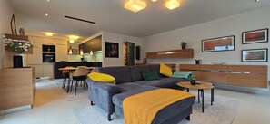 TV, fireplace, stereo - 3-room apartment (approx. 141 m²) for 6 people, with large roof terrace, in a quiet location (Graal-Müritz)