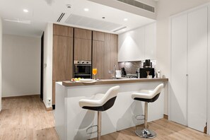 冷蔵庫、電子レンジ、オーブン、コンロ