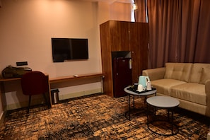 Suite – classic, byutsikt | Minibar, skrivebord, blendingsgardiner og lydisolert