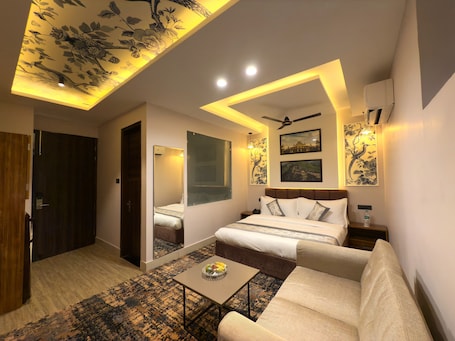 Premium Room | Minibar, desk, blackout drapes, soundproofing