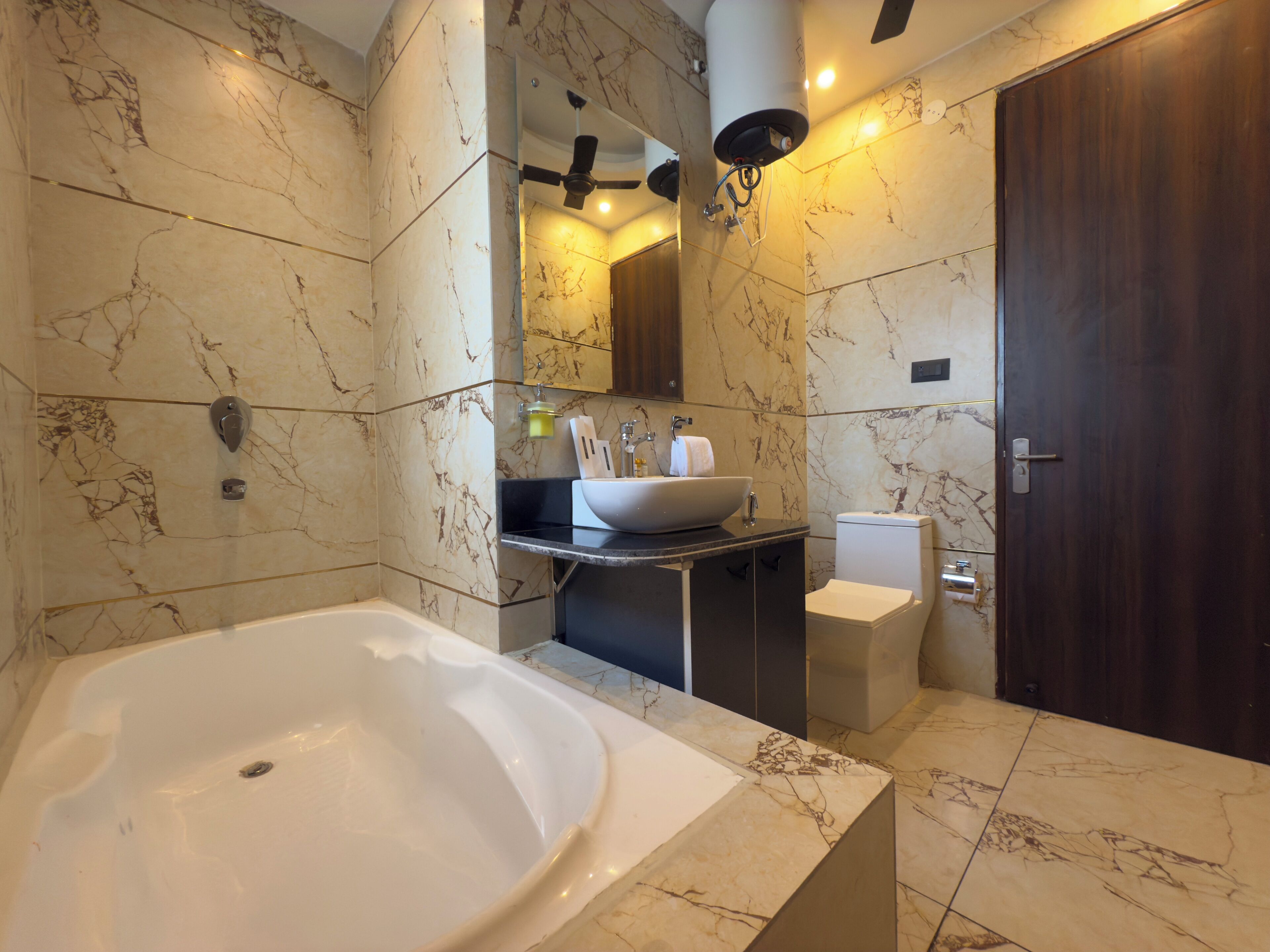 Quarto premium | Banheiro | Chuveiro, chinelos, sabonete, shampoo