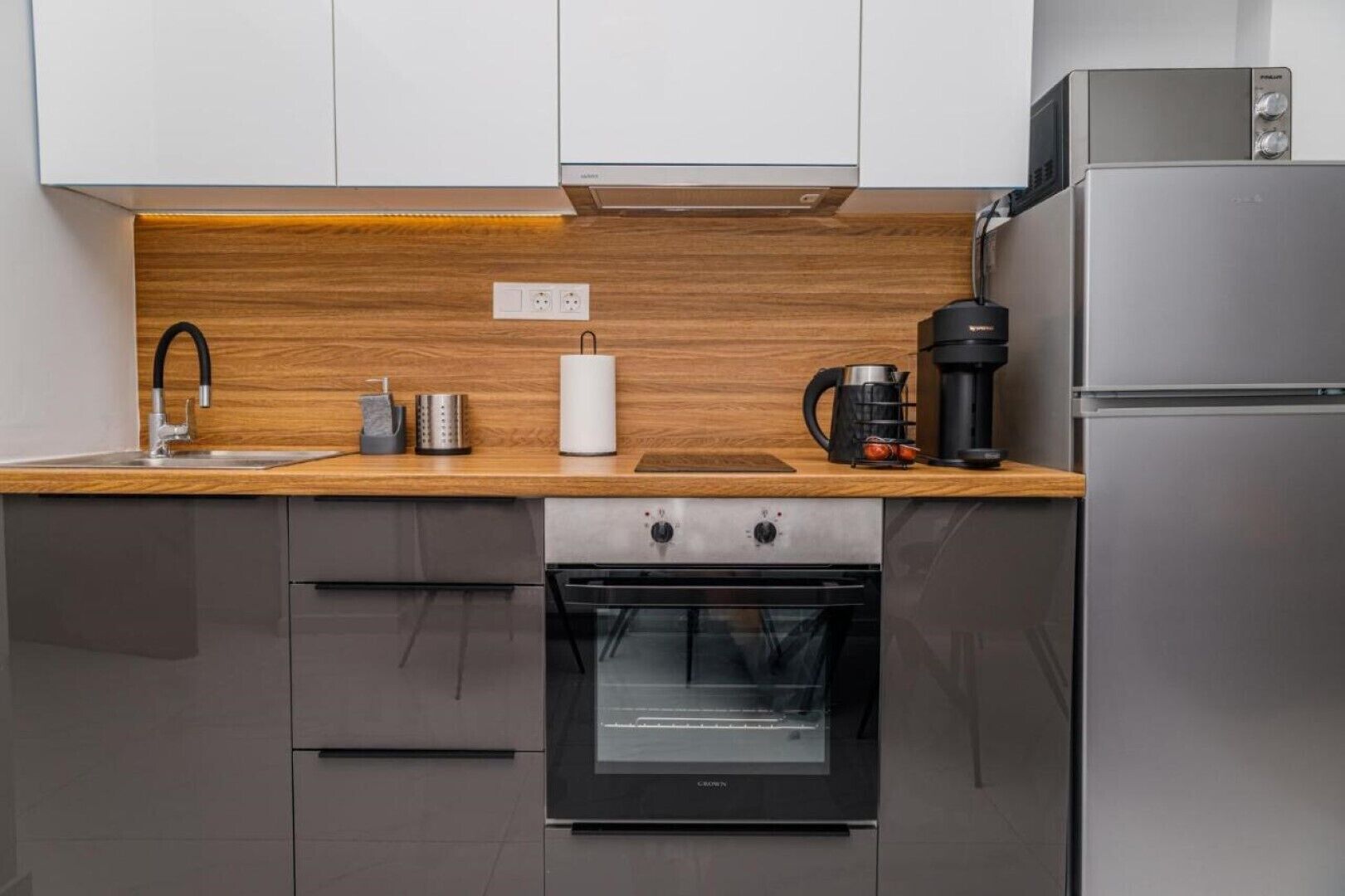 Fridge, microwave, oven, coffee/tea maker