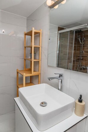 Haartrockner, Handtücher, Seife, Toilettenpapier
