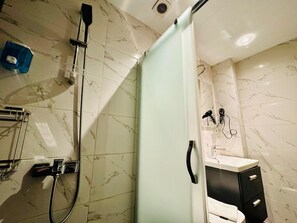 Economic Double Room no View | 浴室 | 淋浴设施、吹风机、拖鞋、毛巾