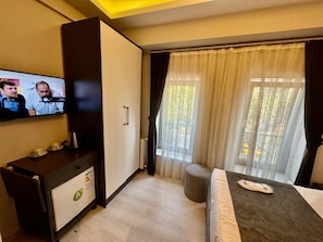 Quarto casal superior, vista para a cidade | Frigobar, cofres nos quartos, quartos à prova de som, Wi-Fi de cortesia