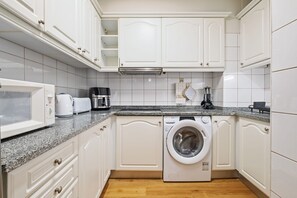 Kjøleskap, mikrobølgeovn, kaffetrakter/tekoker og vannkoker