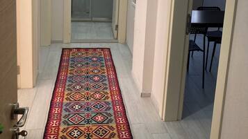 2 slaapkamers, een bureau, een strijkplank/strijkijzer, gratis wifi