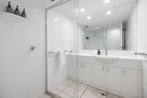 Douche, séchoir à cheveux, savon, shampooing