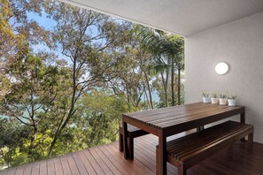 Outdoor dining - Ocean Views & Calm (Noosa)