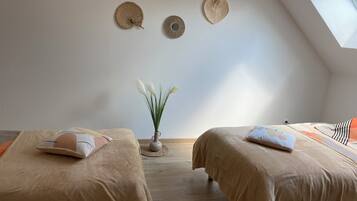 2 chambres, bureau, fer et planche Ă repasser, lit parapluie