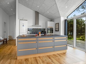 Refrigerador, microondas, lavavajillas y utensilios de cocina
