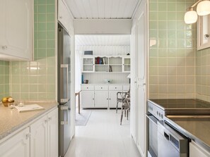 Frigorífico, lavavajillas y utensilios de cocina