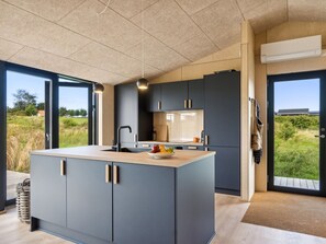 Réfrigérateur, un four, lave-vaisselle, vaisselle et ustensiles