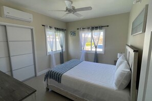 3 bedrooms, iron/ironing board, WiFi, bed sheets - Cozy 3BR Villa/Pool-25 min from Center of Mobay! (Montego Bay)