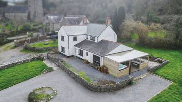 Vista frontal de la propiedad