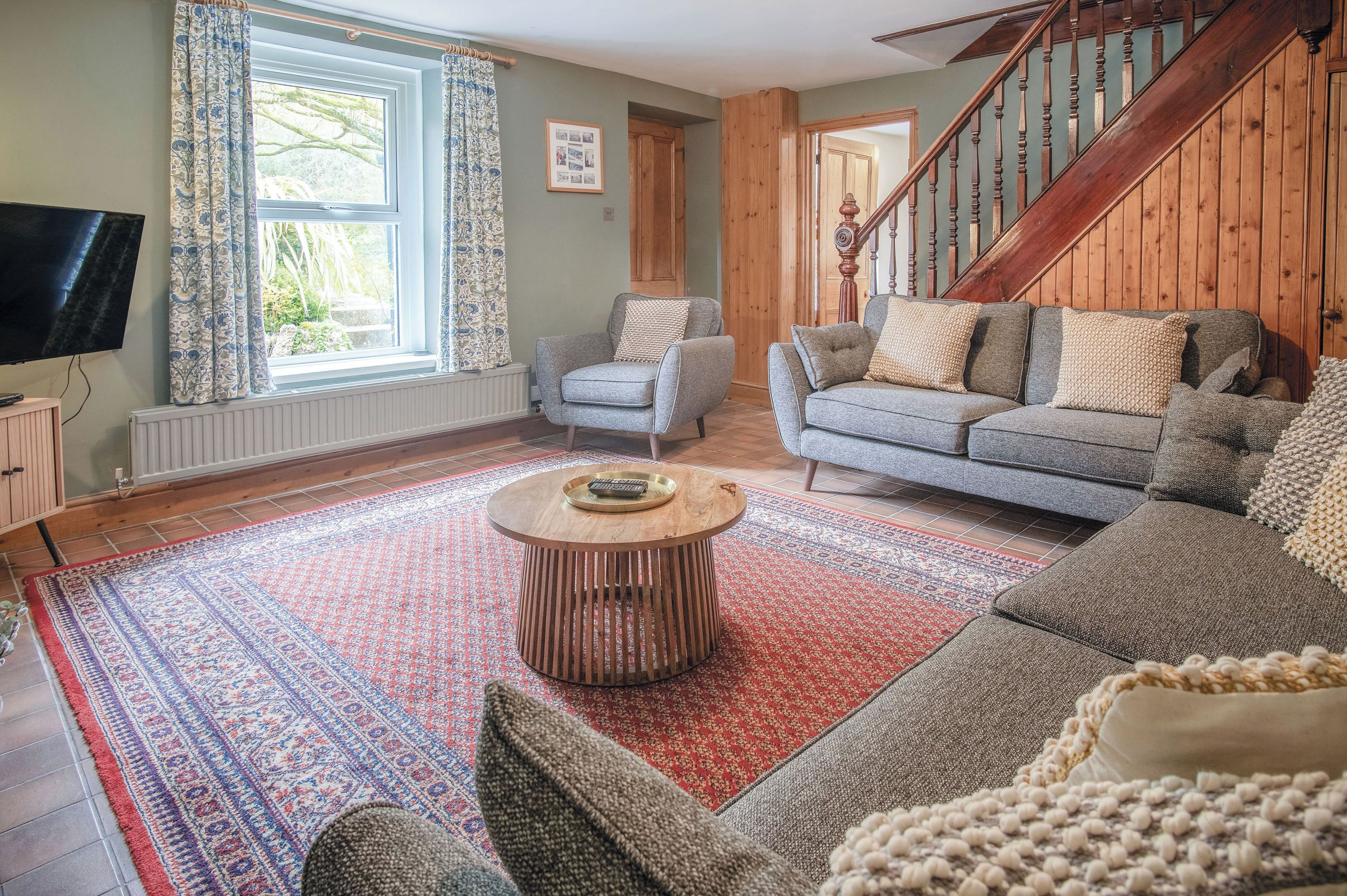 TV connectée de 32 pouces avec chaînes par câble, cheminée