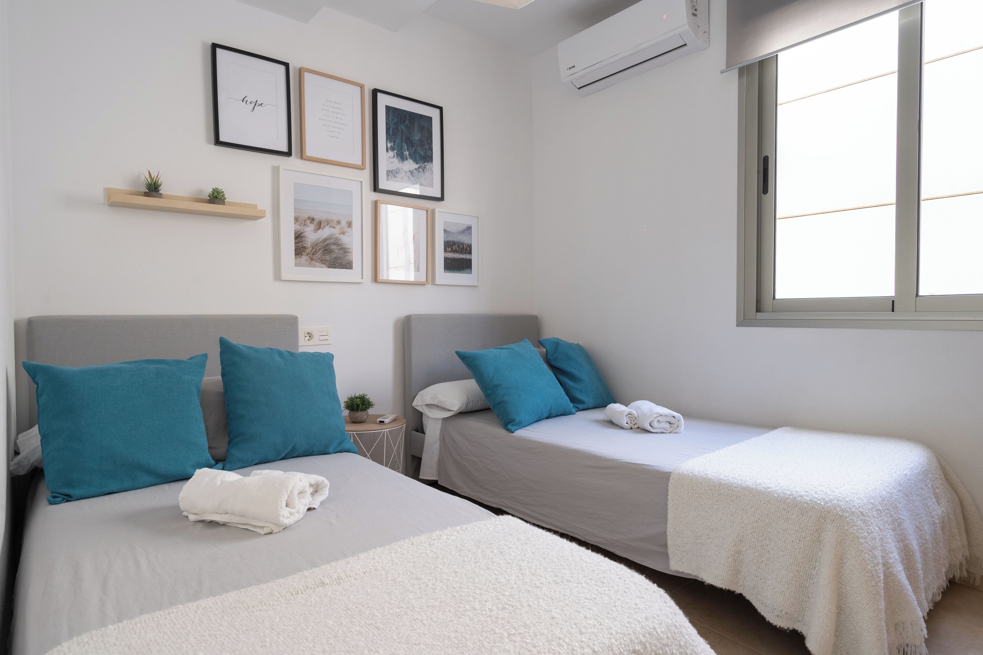 2 slaapkamers, een bureau, een strijkplank/strijkijzer, reisbedje