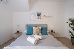 2 bedrooms, desk, iron/ironing board, travel cot - Cervantes Apartment in Carboneras with terrace and sea views (Carboneras)