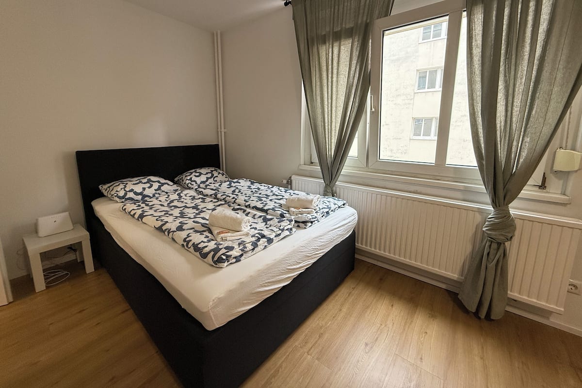 Estudio estándar, 1 cama matrimonial | Escritorio, wifi gratis y ropa de cama