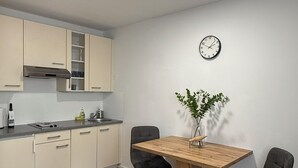 Standaard studio, 1 tweepersoonsbed | Privékeuken | Een waterkoker, kookgerei, borden en bestek, een eettafel