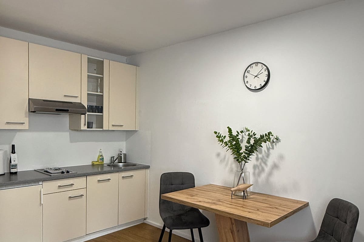 Estudio estándar, 1 cama matrimonial | Cocina privada | Tetera eléctrica, utensilios de cocina y comedor