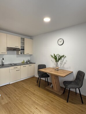 Standard-studio, 1 parisänky | Yksityinen keittiö | Keittoastiat/astiat/ruokailuvälineet