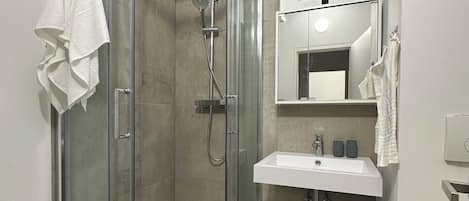 Douche, articles de toilette (gratuits), séchoir à cheveux