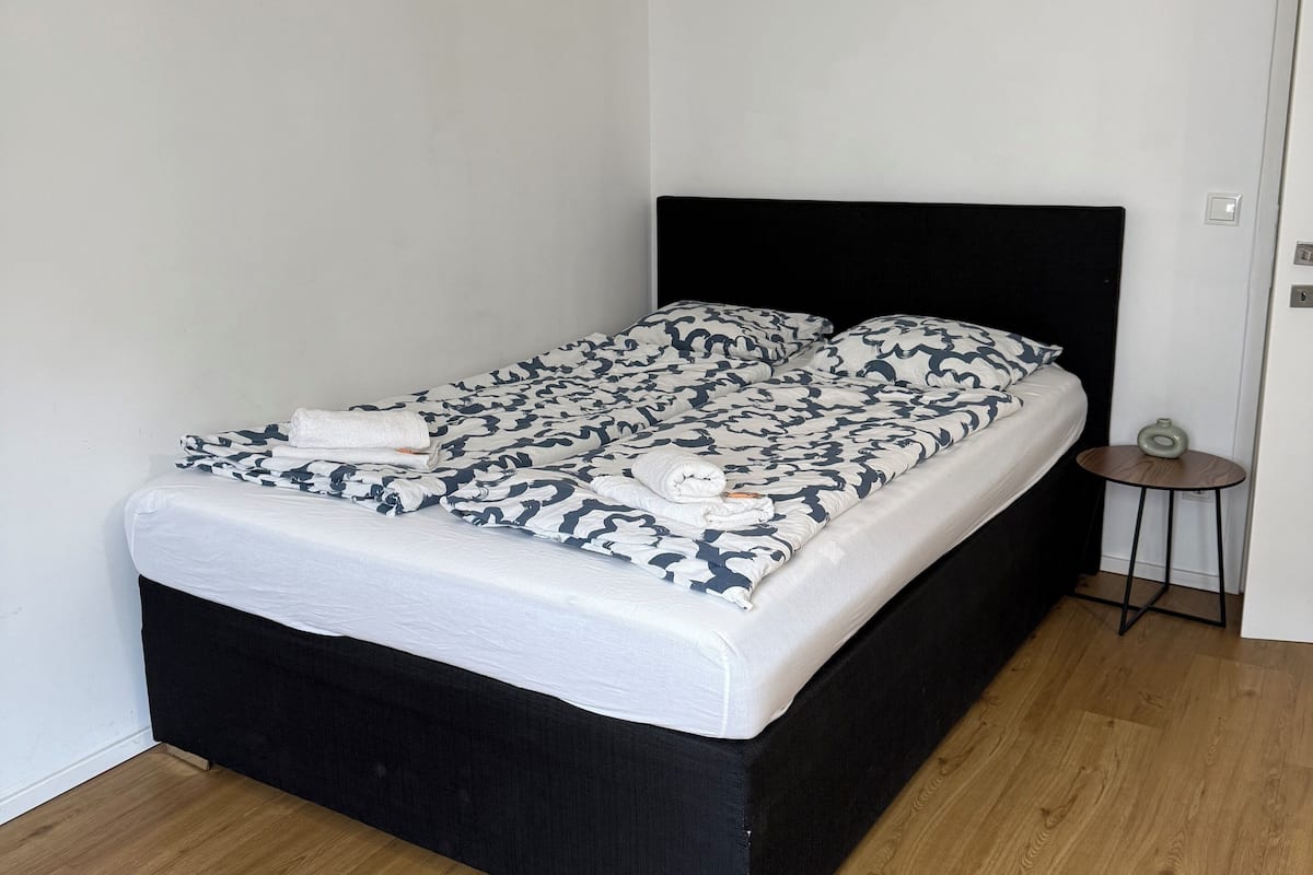 Estudio estándar, 1 cama matrimonial | Escritorio, wifi gratis y ropa de cama
