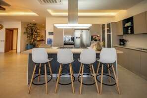 冷蔵庫、電子レンジ、オーブン、食器洗い機