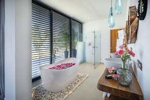 Dusche, Haartrockner, Handtücher, Seife