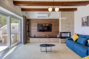 Televisión y chimenea 