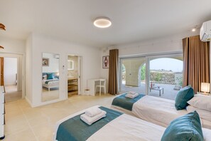 4 slaapkamers, een kluis op de kamer, een strijkplank/strijkijzer