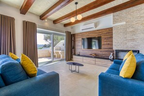 TV, fireplace
