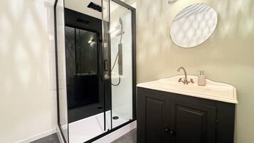 Douche, sĂšche-cheveux, serviettes fournies, papier toilette