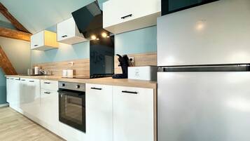 Réfrigérateur, micro-ondes, four, plaque de cuisson