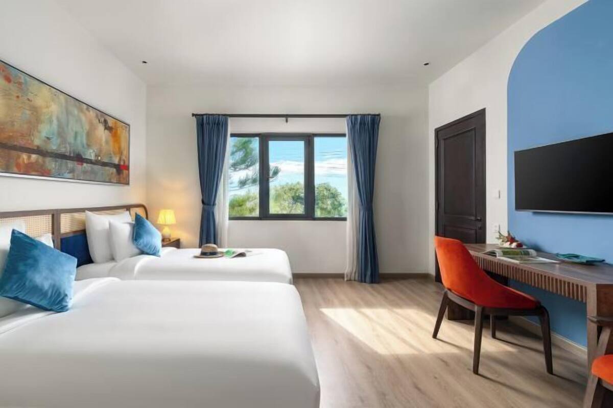 Egyptian cotton sheets, premium bedding, down comforters, minibar