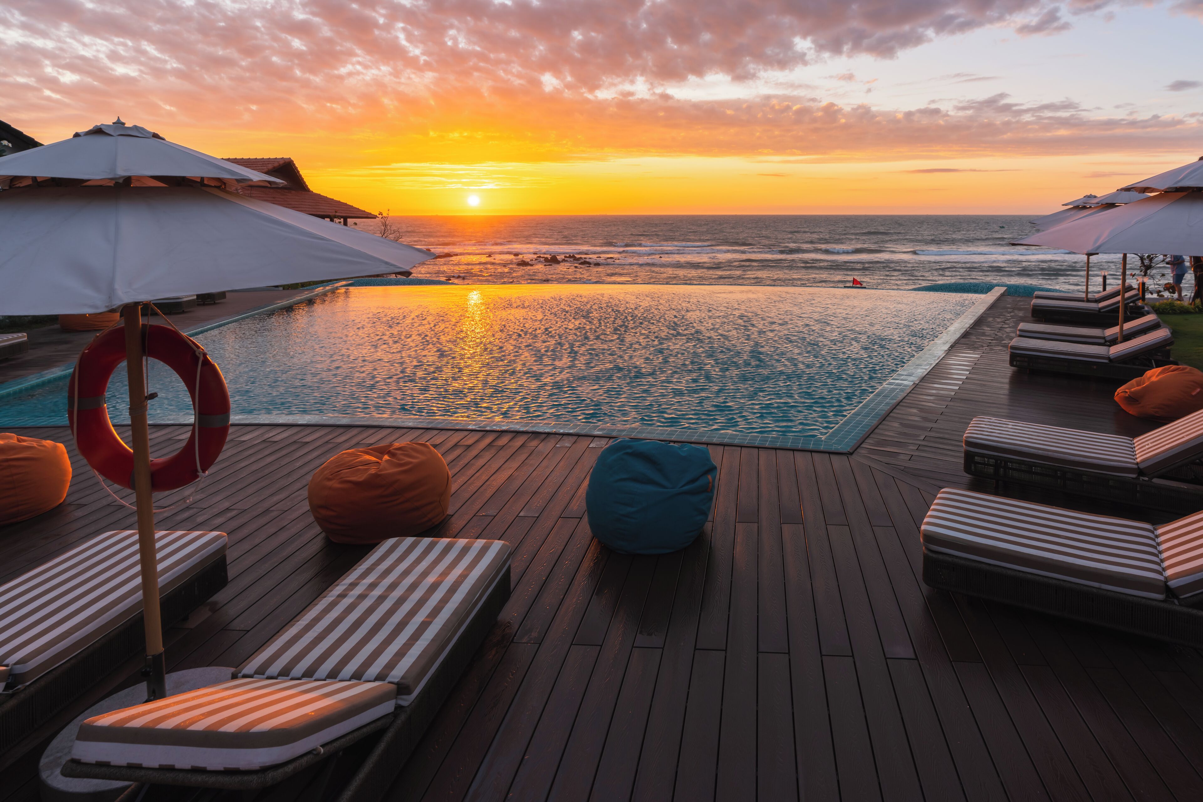 2 piscinas al aire libre, sombrillas, sillones reclinables de piscina