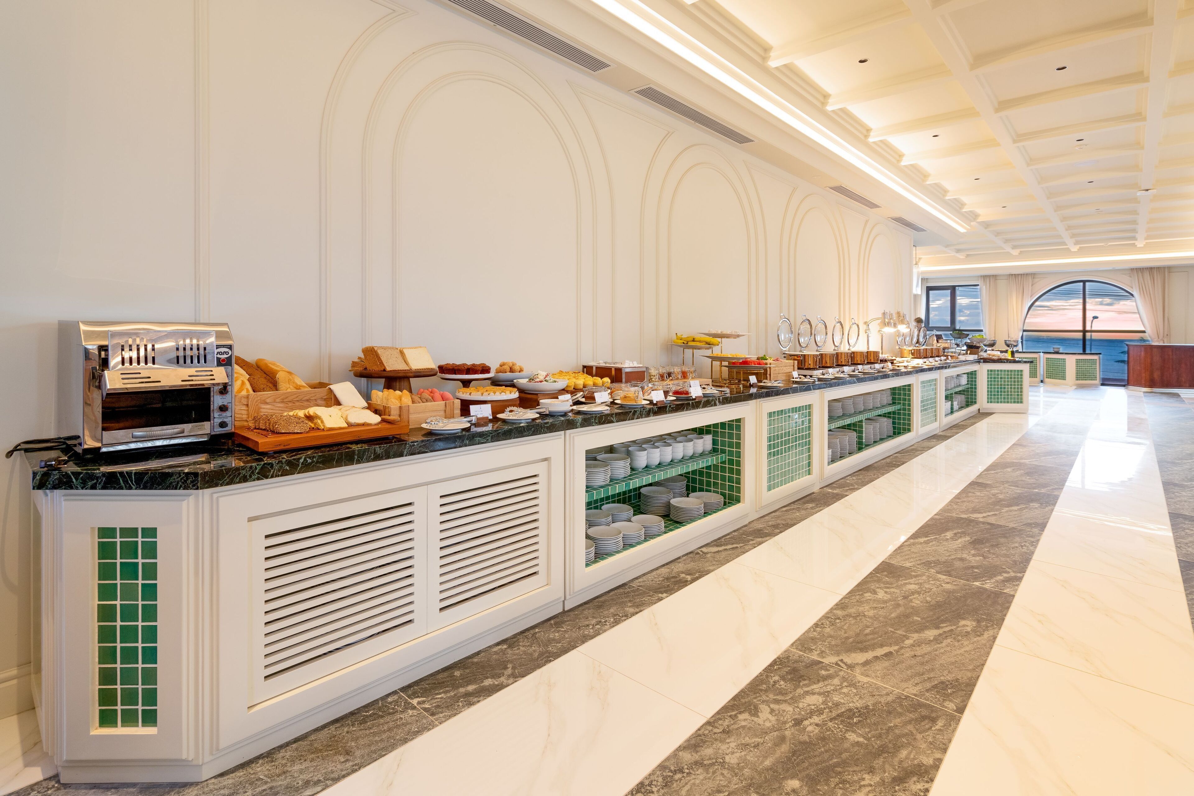 Een buffetopstelling met diverse gerechten en een koffieapparaat.