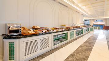 Een buffetopstelling met diverse gerechten en een koffieapparaat.
