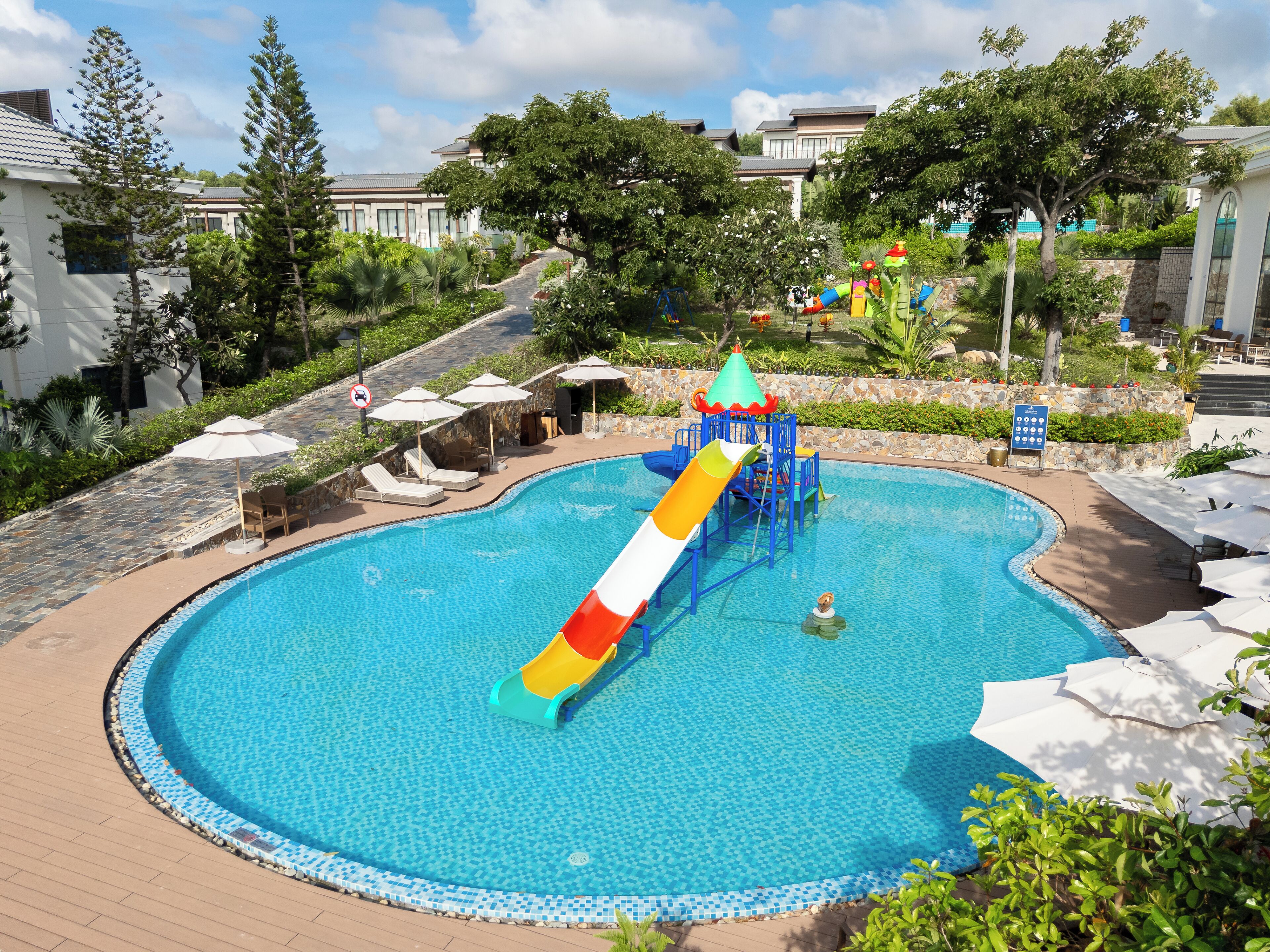 2 outdoor pools, pool umbrellas, sun loungers