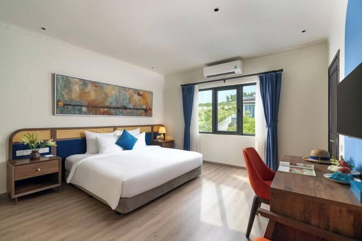 Egyptian cotton sheets, premium bedding, down comforters, minibar