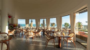 2 restaurantes, se sirve almuerzo