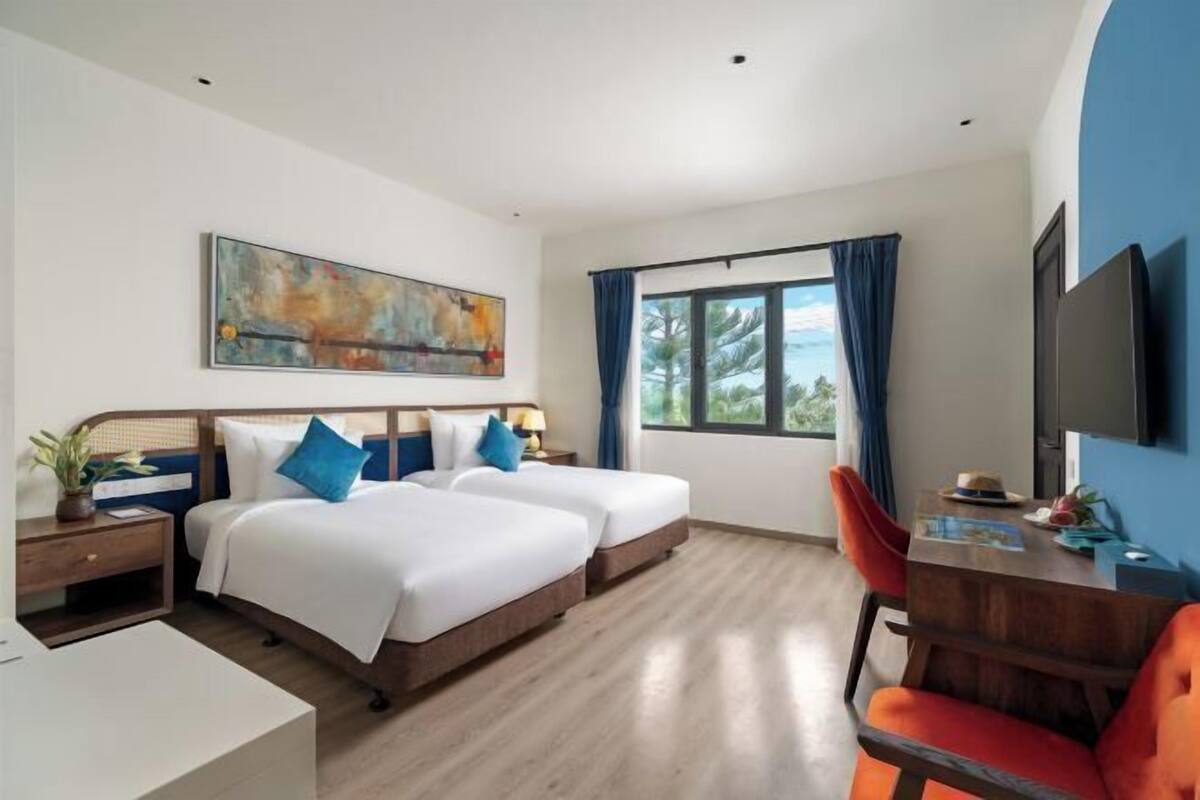Egyptian cotton sheets, premium bedding, down comforters, minibar