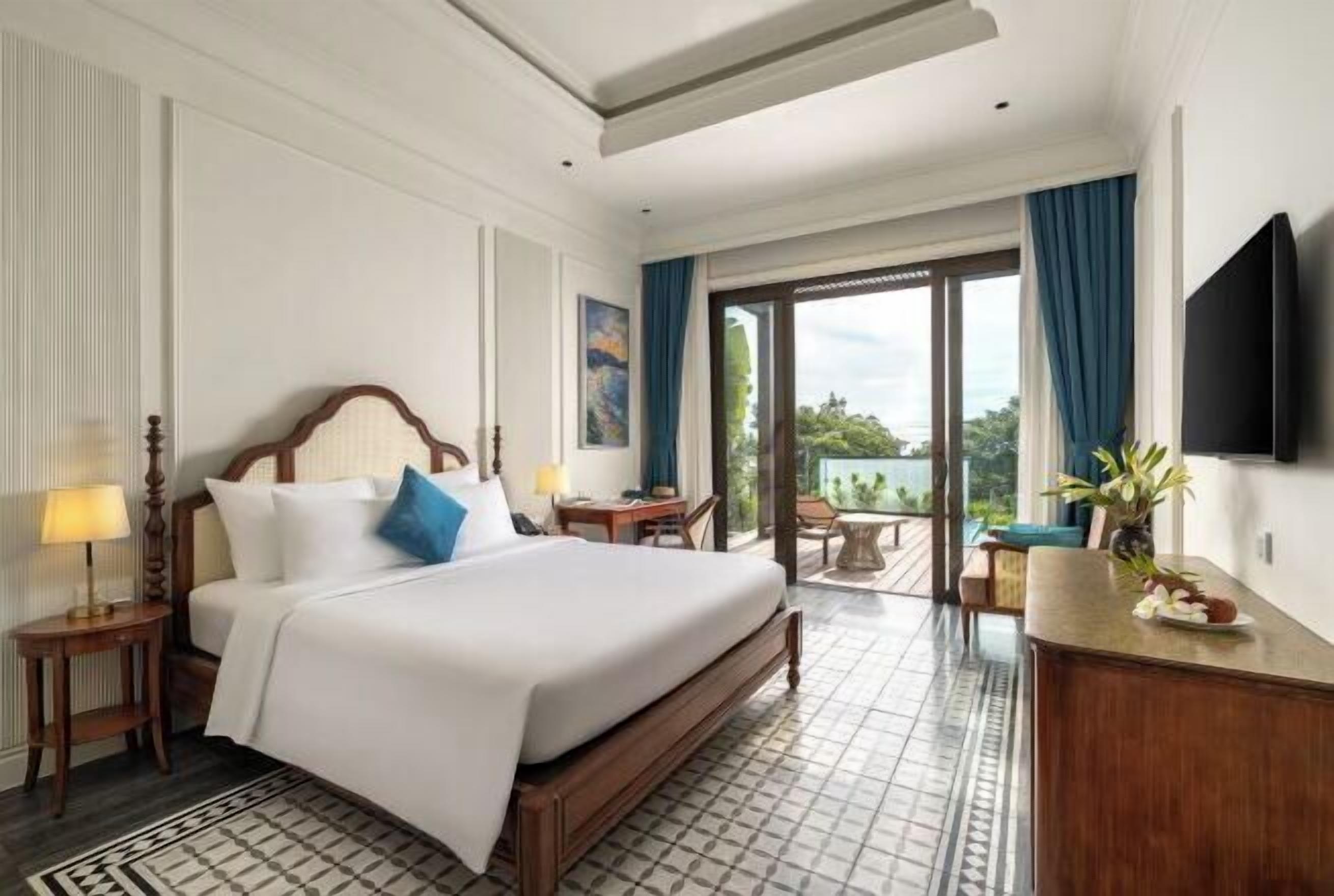 Egyptian cotton sheets, premium bedding, down comforters, minibar