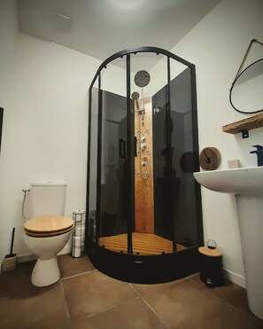 Douche, serviettes fournies, papier toilette