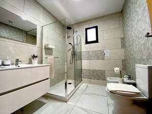 Dusche, umweltfreundliche Kosmetikartikel, Haartrockner, Bidet