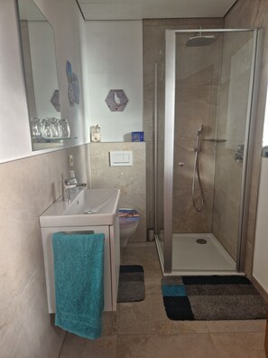 Dusche, Haartrockner, Handtücher, Seife