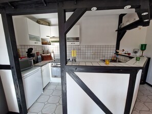 Kjøleskap, mikrobølgeovn, kokeplater og oppvaskmaskin