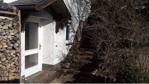 A stone wall, a white door, and a stone staircase leading to a building. - Cozy 2-room vacation apartment for 1-2 persons in Engelskirchen Loope (Engelskirchen)